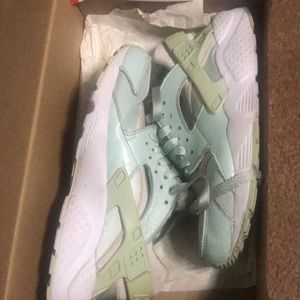 Women’s hurrache runs SE, Nike